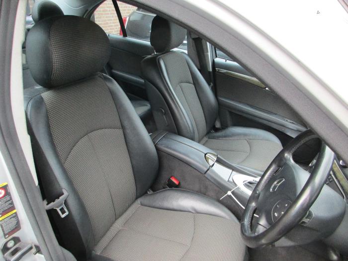 Mercedes E-Klasse Schadevoertuig (2005, Zilver)