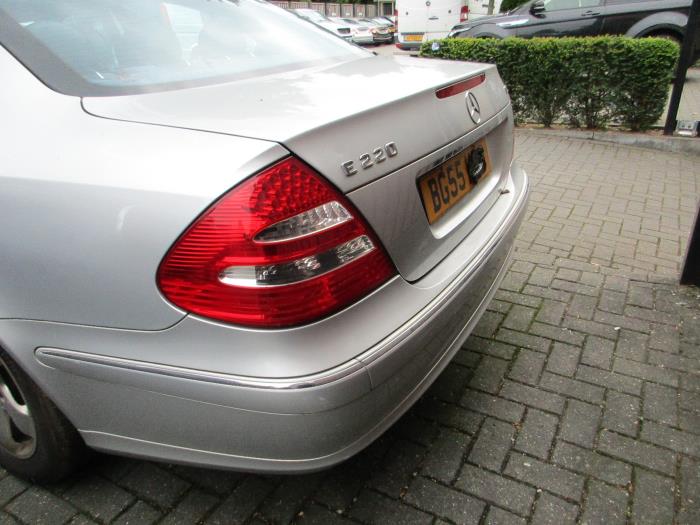 Mercedes E-Klasse Schadevoertuig (2005, Zilver)