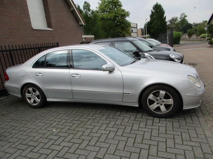 Mercedes E-Klasse Schadevoertuig (2005, Zilver)