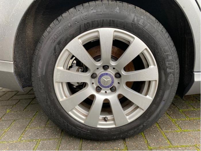 Mercedes E E-220 CDI 16V BlueEfficiency,BlueTEC Sloopvoertuig (2010, Metallic, Zilvergrijs)