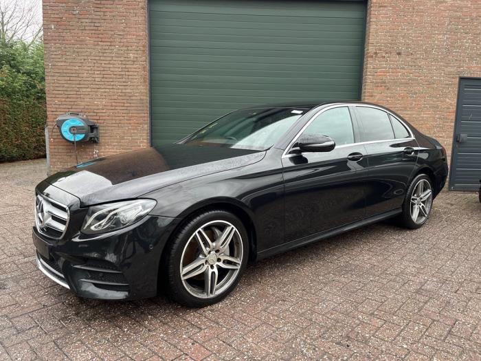 Mercedes E E-220d 2.0 Turbo 16V Sloopvoertuig (2017, Metallic, Zwart)