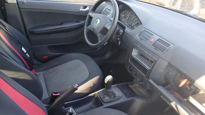 Skoda Fabia 1.4i 16V Sloopvoertuig (2004, Grijs)