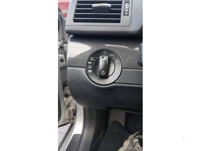 Audi A4 2.4 V6 30V Sloopvoertuig (2004, Grijs)