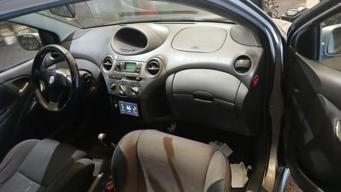 Toyota Yaris 1.5 T Sport 16V VVT-i Sloopvoertuig (2002, Grijs)