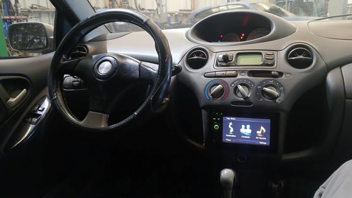 Toyota Yaris 1.5 T Sport 16V VVT-i Sloopvoertuig (2002, Grijs)