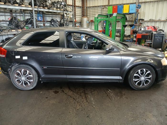 Audi A3 2.0 16V FSI Sloopvoertuig (2004, Grijs)