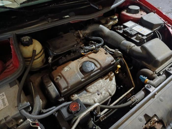 Peugeot 206 1.4 XR,XS,XT,Gentry Sloopvoertuig (2000, Rood)