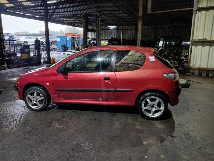 Peugeot 206 1.4 XR,XS,XT,Gentry Sloopvoertuig (2000, Rood)