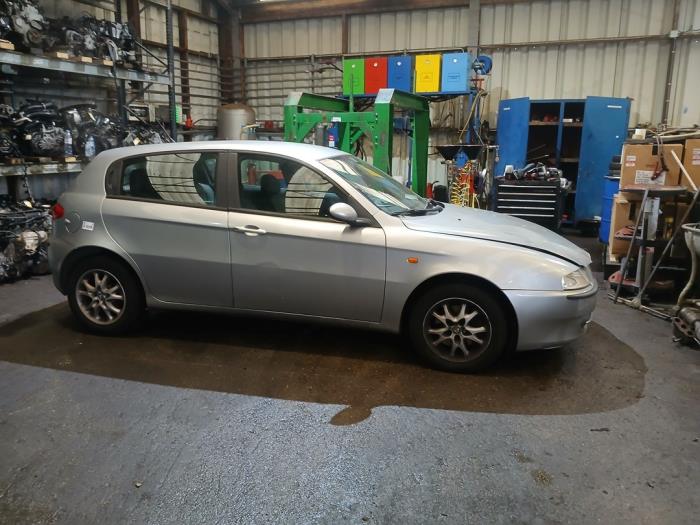 Alfa Romeo 147 1.6 HP Twin Spark 16V Sloopvoertuig (2002, Grijs)