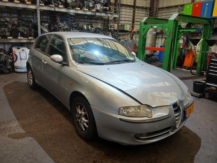 Alfa Romeo 147 1.6 HP Twin Spark 16V Sloopvoertuig (2002, Grijs)