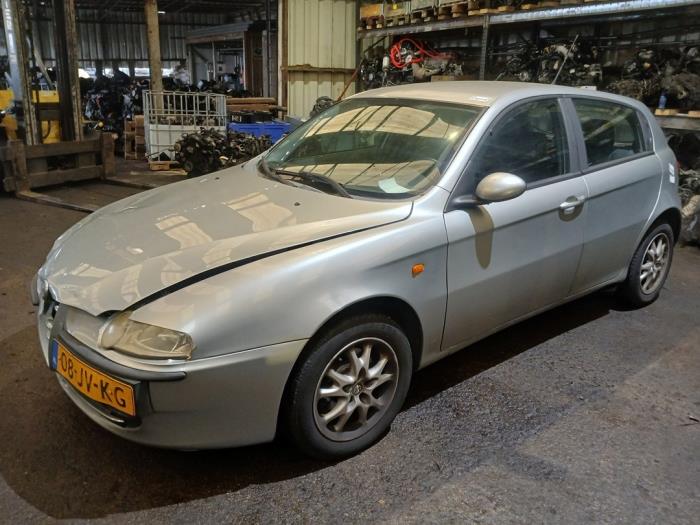 Alfa Romeo 147 1.6 HP Twin Spark 16V Sloopvoertuig (2002, Grijs)