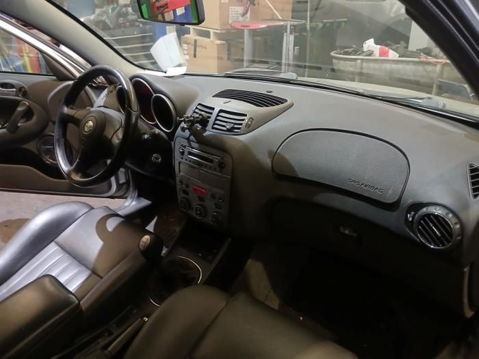 Alfa Romeo 147 1.6 HP Twin Spark 16V Sloopvoertuig (2002, Grijs)