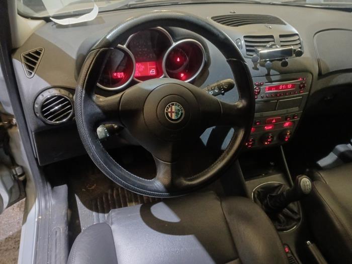 Alfa Romeo 147 1.6 HP Twin Spark 16V Sloopvoertuig (2002, Grijs)