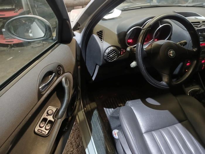 Alfa Romeo 147 1.6 HP Twin Spark 16V Sloopvoertuig (2002, Grijs)