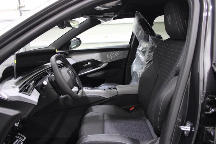 Peugeot 3008 III 1.2 12V Hybrid 136 Sloopvoertuig (2025, Grijs)