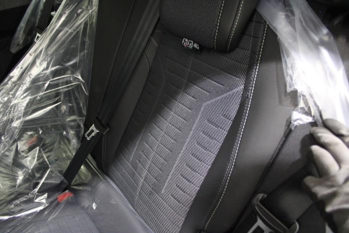 Peugeot 3008 III 1.2 12V Hybrid 136 Sloopvoertuig (2025, Grijs)
