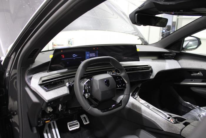 Peugeot 3008 III 1.2 12V Hybrid 136 Sloopvoertuig (2025, Grijs)