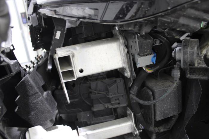 Peugeot 2008 1.5 BlueHDi 130 Sloopvoertuig (2023, Grijs)