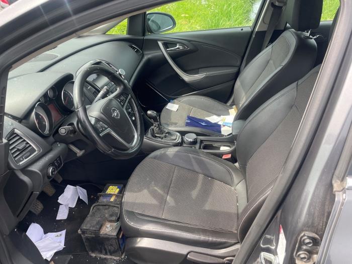 Opel Astra J 1.7 CDTi 16V 110 Sloopvoertuig (2010, Grijs)