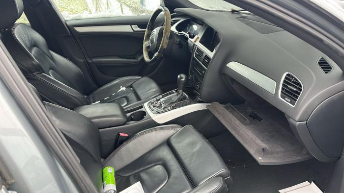 Audi A4 2.0 TDI 16V Quattro Sloopvoertuig (2011, Grijs)