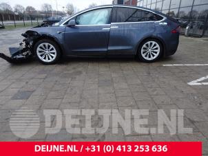 Tesla Model X 13-