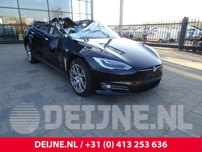 Tesla Model S Sicherungskasten O184037 Spenderfahrzeug