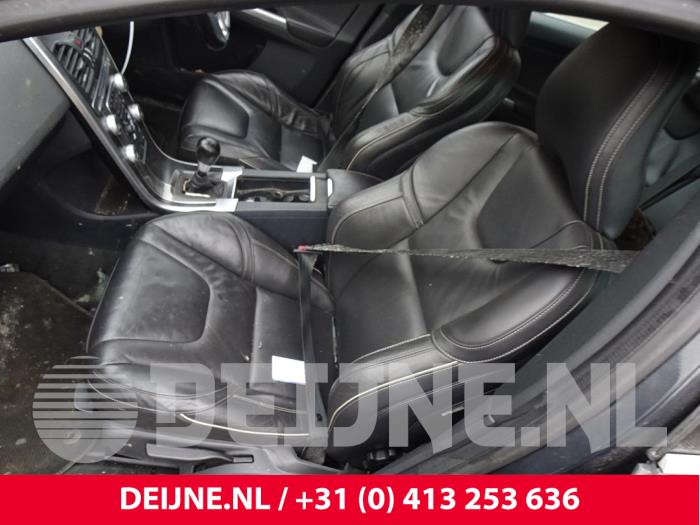 Volvo XC60 I 2.4 D5 20V 220 AWD Sloopvoertuig (2017, Donker, Blauw)