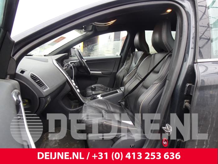 Volvo XC60 I 2.4 D5 20V 220 AWD Sloopvoertuig (2017, Donker, Blauw)
