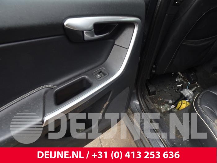 Volvo XC60 I 2.4 D5 20V 220 AWD Sloopvoertuig (2017, Donker, Blauw)