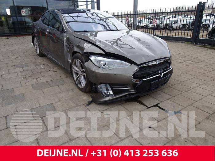 Tesla Model S Subwoofer O175603 Spenderfahrzeug