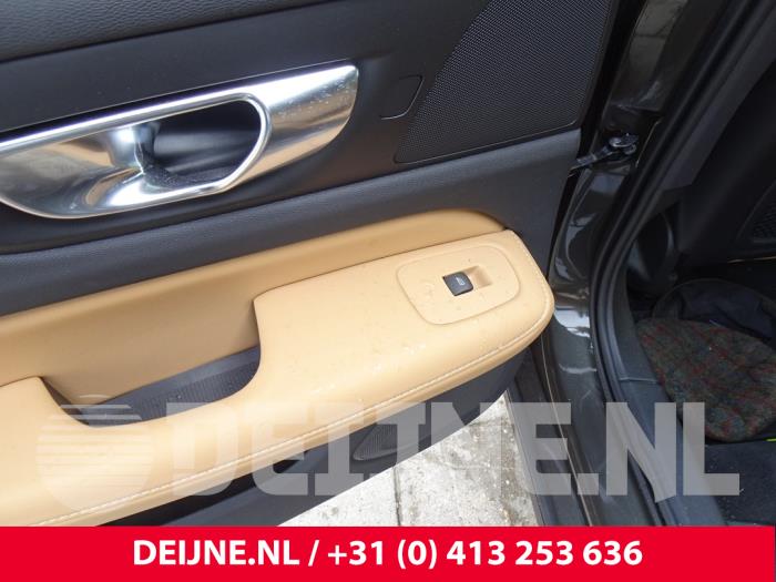Volvo V60 II 2.0 B3 16V Mild Hybrid Sloopvoertuig (2022, Grijs)