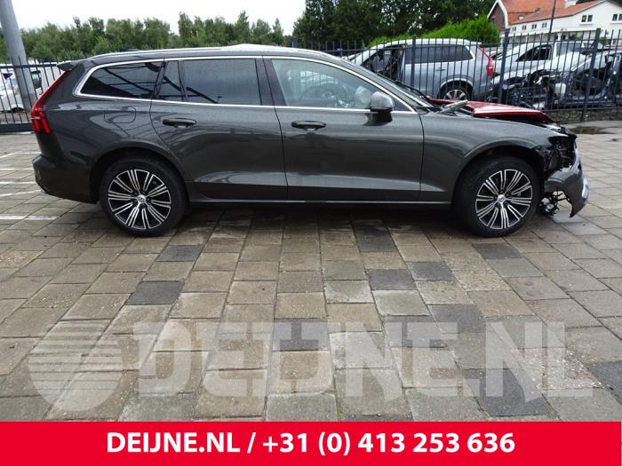 Volvo V60 II 2.0 B3 16V Mild Hybrid Sloopvoertuig (2022, Grijs)