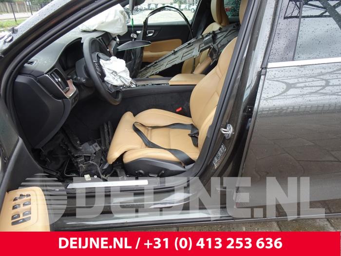 Volvo V60 II 2.0 B3 16V Mild Hybrid Sloopvoertuig (2022, Grijs)