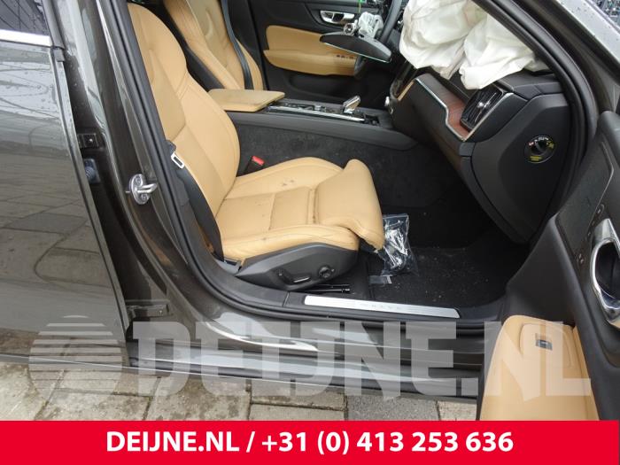 Volvo V60 II 2.0 B3 16V Mild Hybrid Sloopvoertuig (2022, Grijs)