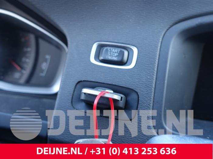 Volvo V60 I 2.0 D3 20V Sloopvoertuig (2014, Metallic, Zilver)