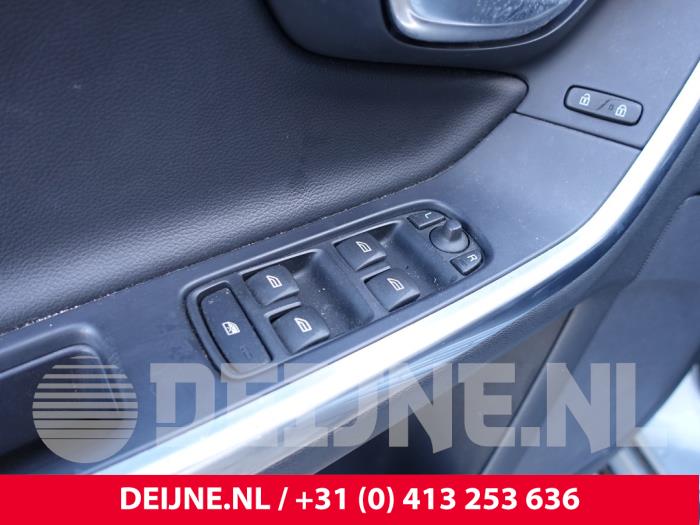 Volvo V60 I 2.0 D3 20V Sloopvoertuig (2014, Metallic, Zilver)