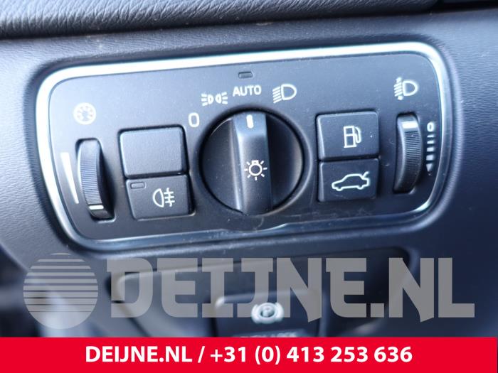 Volvo V60 I 2.0 D3 20V Sloopvoertuig (2014, Metallic, Zilver)