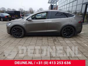 Tesla Model X 13-