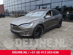 Tesla Model X 13-