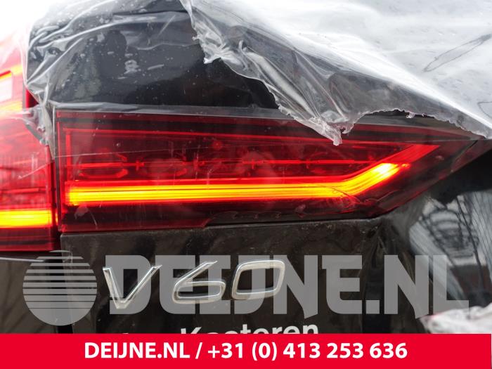 Volvo V60 II 2.0 D3 16V Sloopvoertuig (2019, Metallic, Zwart)