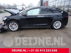 Tesla Model X 13-