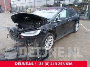 Tesla Model X 13-