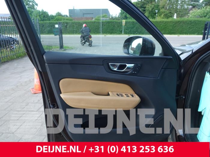 Volvo XC60 II 2.0 T8 16V Recharge, Twin Engine AWD Sloopvoertuig (2018, Bruin)