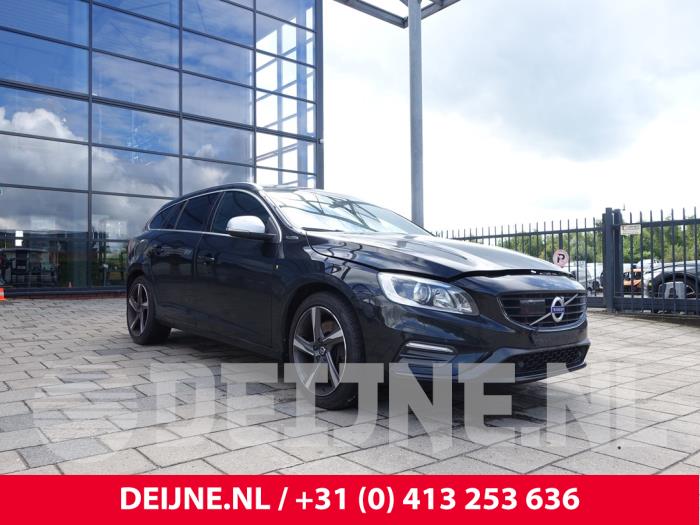 Volvo V60 I 2.4 D6 20V AWD Twin Engine Plug-in Hybrid Sloopvoertuig (2015, Zwart)