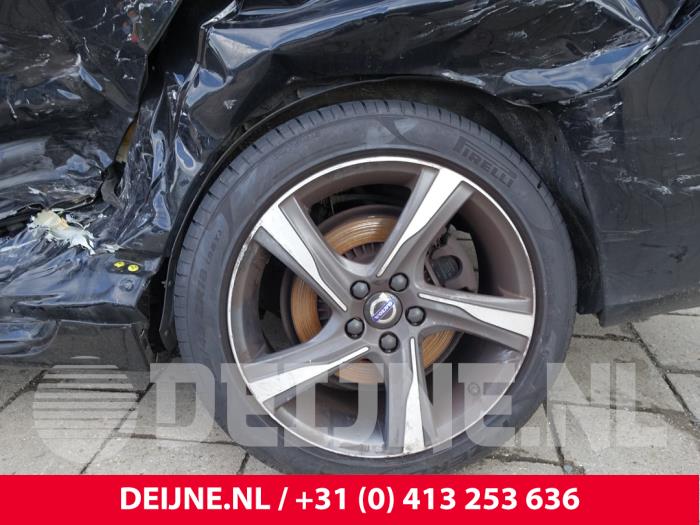 Volvo V60 I 2.4 D6 20V AWD Twin Engine Plug-in Hybrid Sloopvoertuig (2015, Zwart)