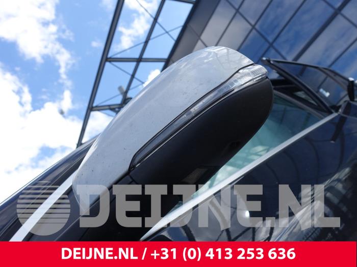 Volvo V60 I 2.4 D6 20V AWD Twin Engine Plug-in Hybrid Sloopvoertuig (2015, Zwart)