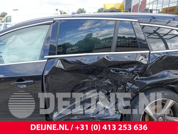 Volvo V60 I 2.4 D6 20V AWD Twin Engine Plug-in Hybrid Sloopvoertuig (2015, Zwart)