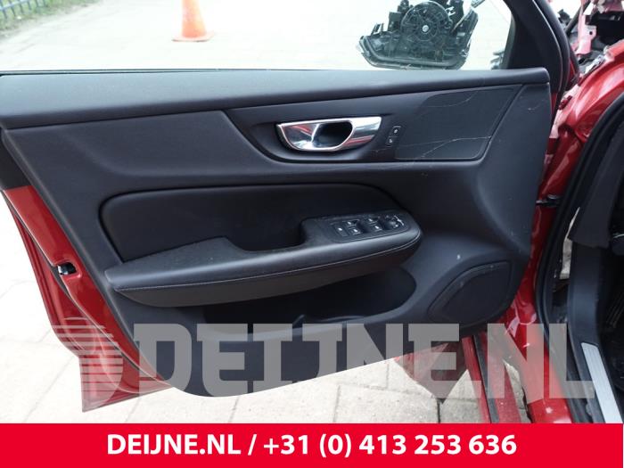Volvo V60 II 2.0 B4 16V Mild Hybrid Sloopvoertuig (2021, Rood)