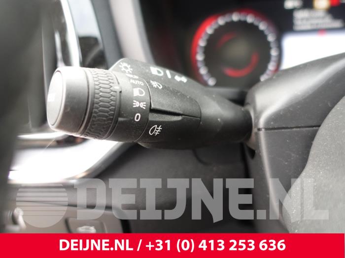 Volvo V60 II 2.0 B4 16V Mild Hybrid Sloopvoertuig (2021, Rood)