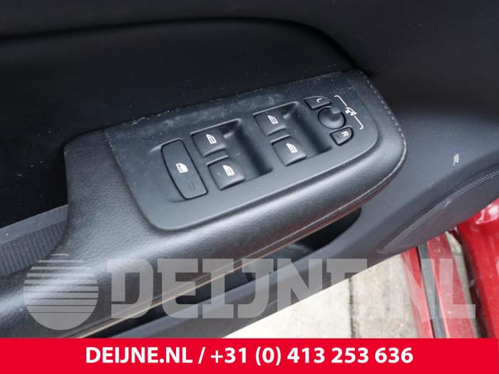 Volvo V60 II 2.0 B4 16V Mild Hybrid Sloopvoertuig (2021, Rood)